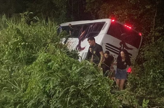 Ônibus com estudantes do Pilar sai da pista e cai em ribanceira na AL-101 Sul, em Marechal Deodoro