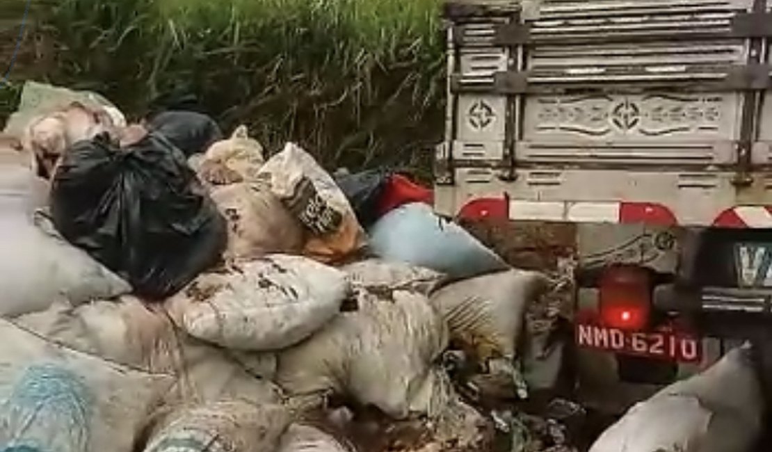 Vídeo. Homens são flagrados despejando resto de animais em terreno baldio, em Arapiraca