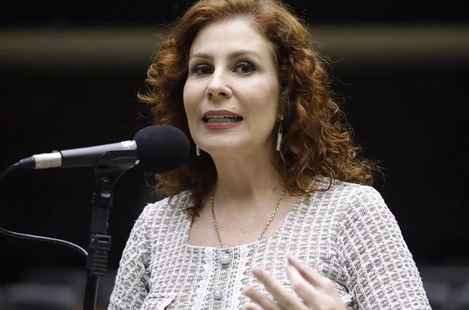 Interpol inclui Carla Zambelli na lista de difusão vermelha a pedido de Moraes