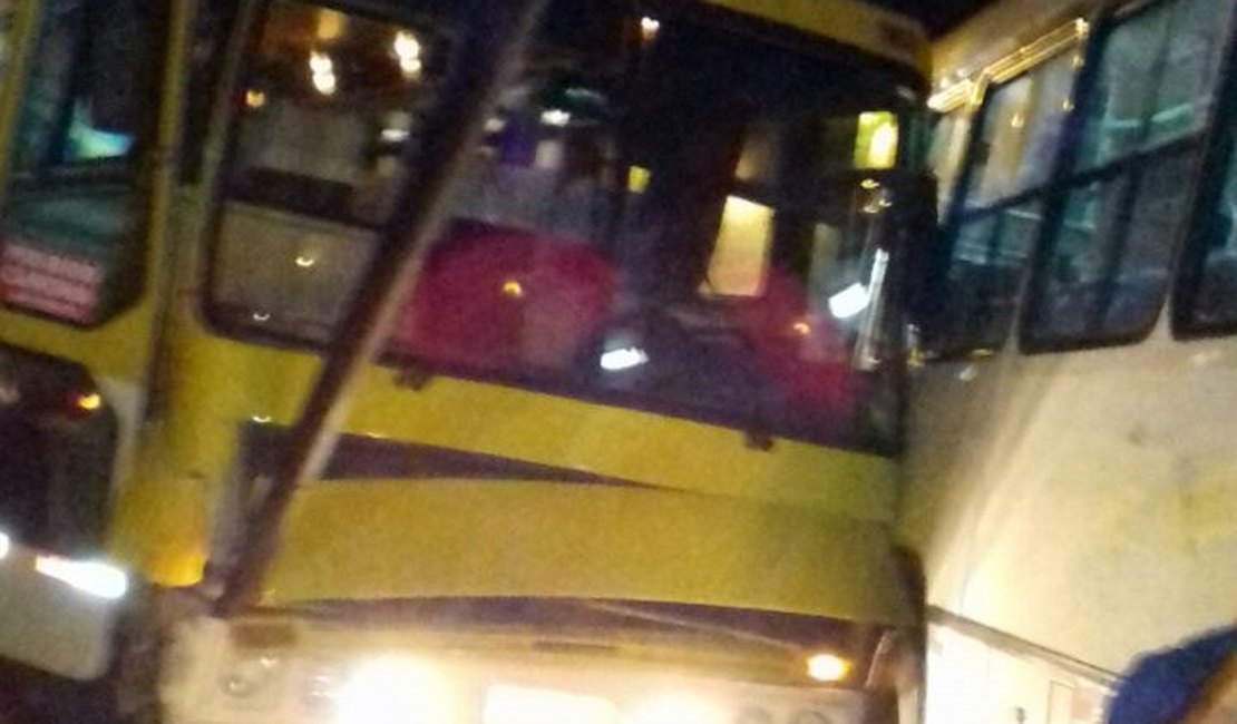 Ônibus com estudantes universitários se envolve em acidente, em Arapiraca