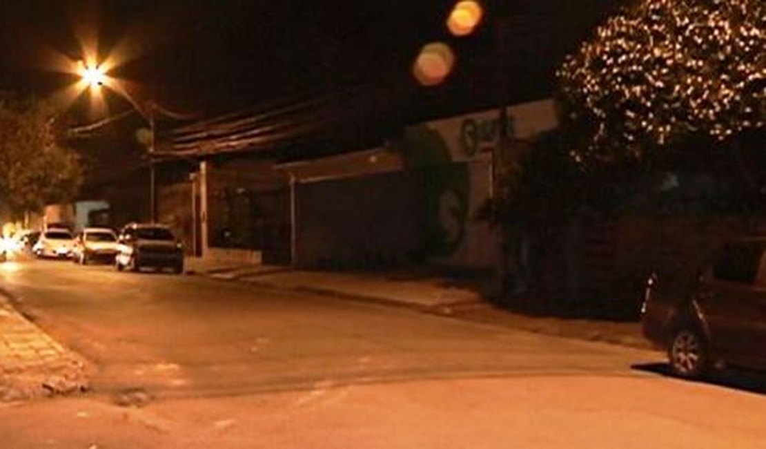 Bandidos invadem restaurante em Maceió e roubam clientes e funcionários