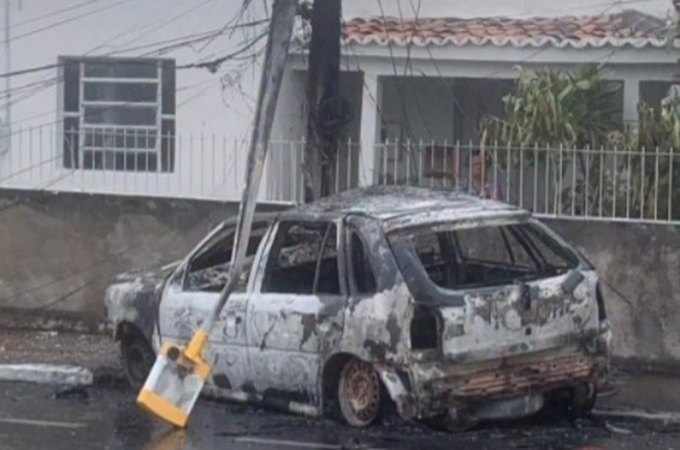 Poste fica destruído e carro pega fogo, após colisão, no Sertão de Alagoas