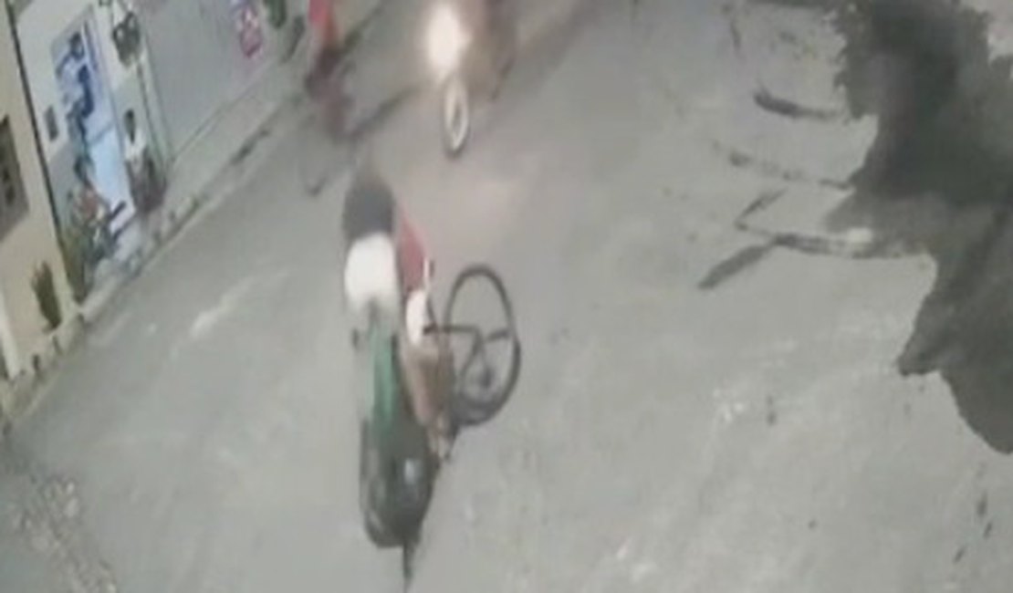 VÍDEO: Ciclista está internado em estado grave após colisão entre bicicletas em Penedo; câmera registrou acidente