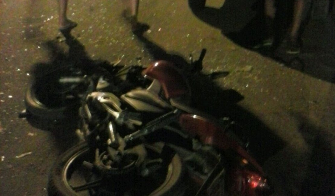 Bandidos armados roubam moto, mas colidem veículo em carro, em Arapiraca