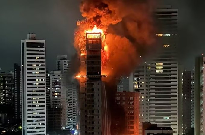 Incêndio atinge prédio em construção no Recife