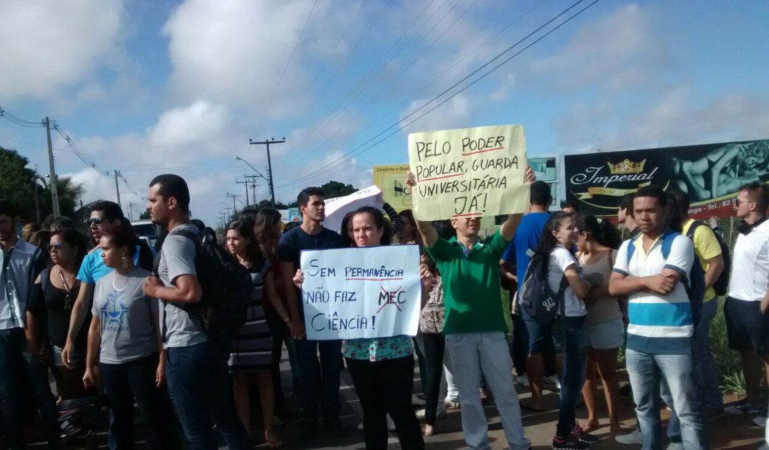 Estudantes pedem segurança e protestam com bloqueio da entrada da Ufal e AL 115