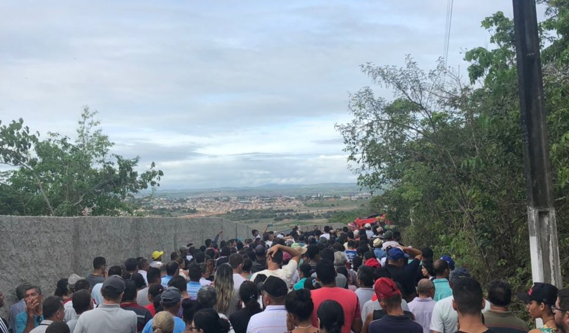 Sexta-feira Santa é vivenciada com procissão ao Morro Santo, em Arapiraca