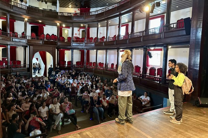 Peça sobre saúde mental é apresentada para estudantes da rede municipal de Penedo