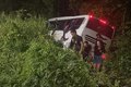 Ônibus com estudantes do Pilar sai da pista e cai em ribanceira na AL-101 Sul, em Marechal Deodoro