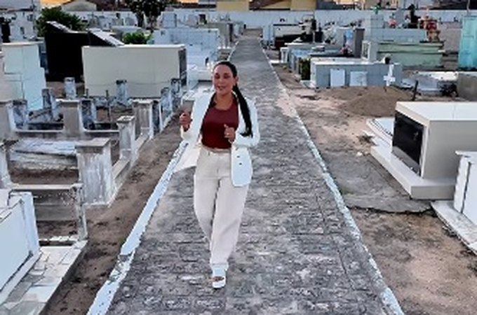 Vídeo inusitado: consultora imobiliária grava anúncio em cemitério e chama atenção nas redes sociais