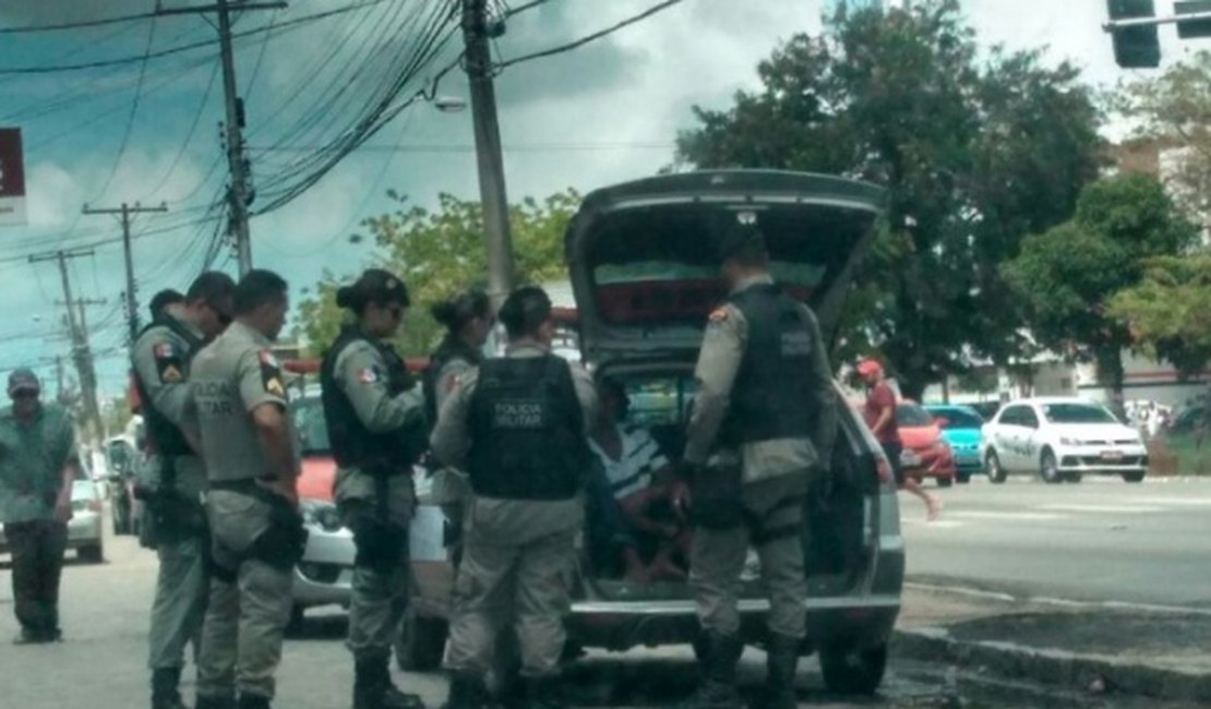 Polícia frustra sequestro, libera vítima e prende dois bandidos, em AL