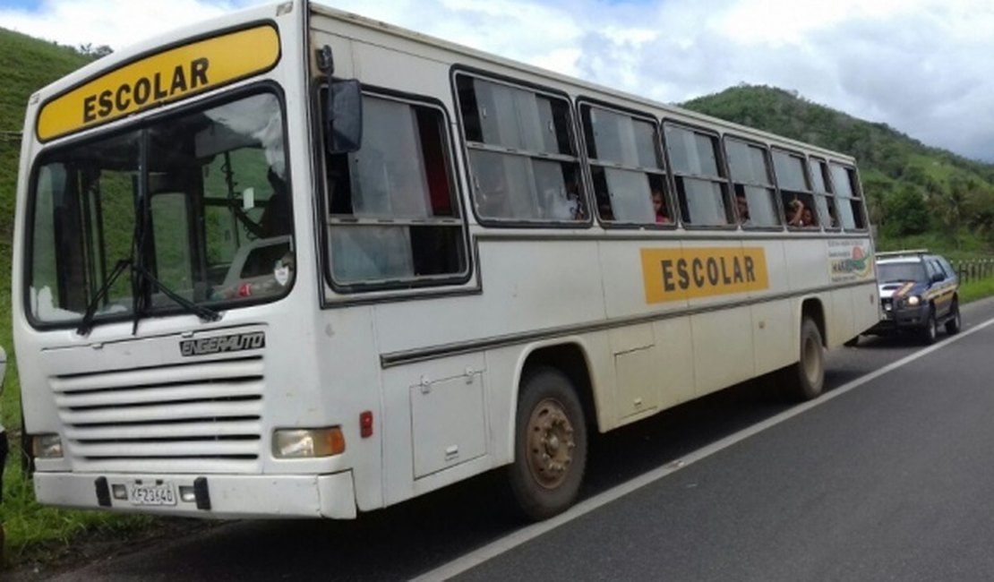 PRF flagra ônibus escolar com 30 passageiros excedentes, em Maribondo