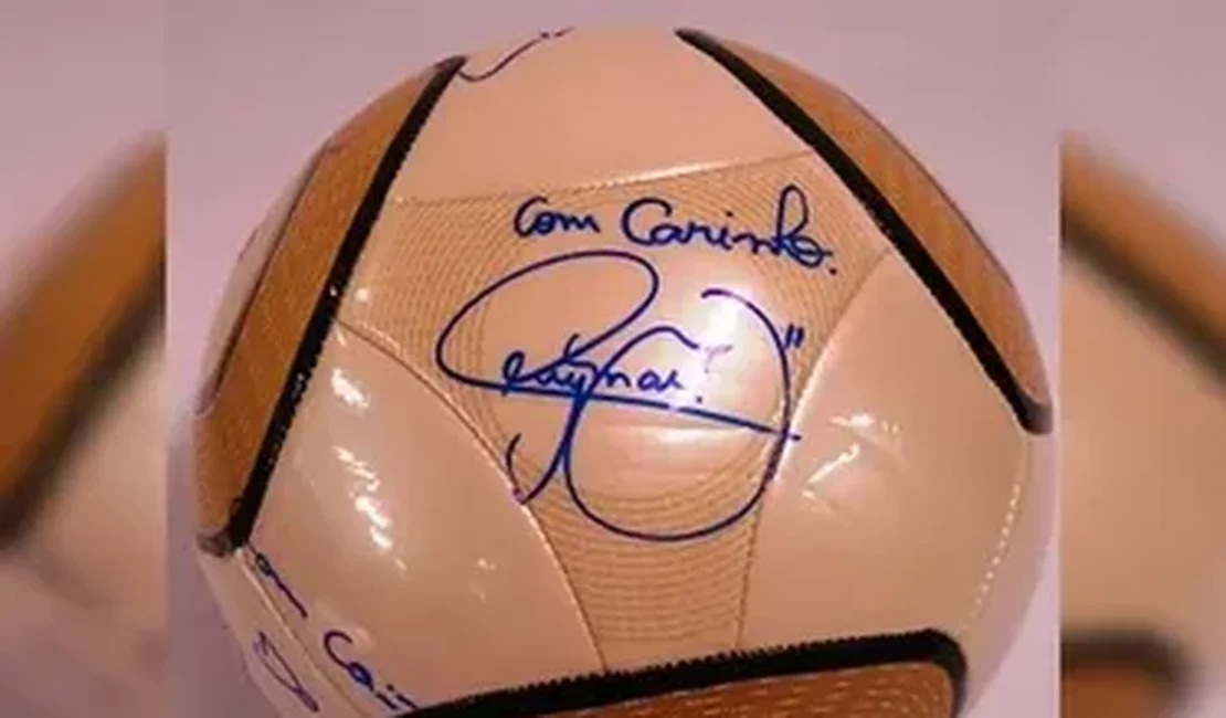 Moraes vota por condenação de acusado de furtar bola autografada por Neymar