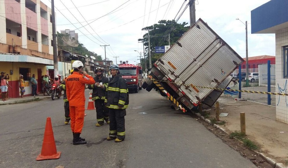 Caminhão colide contra poste e deixa seis pessoas feridas