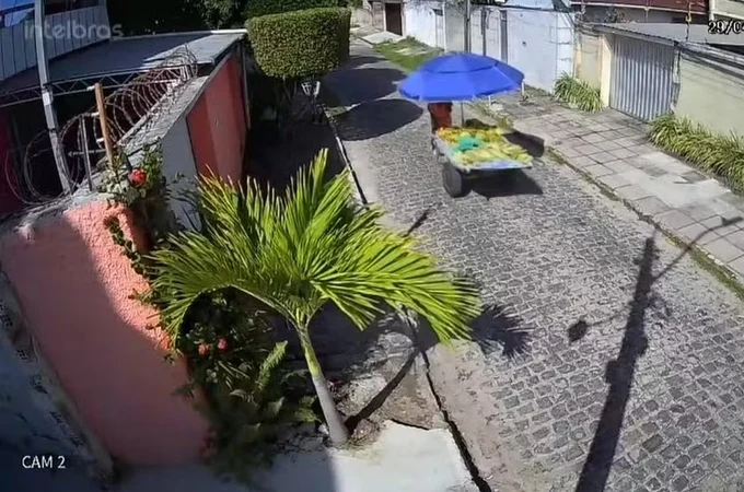Entregador encontra R$ 1.000 e usa câmeras de rua para devolver a vendedor de frutas