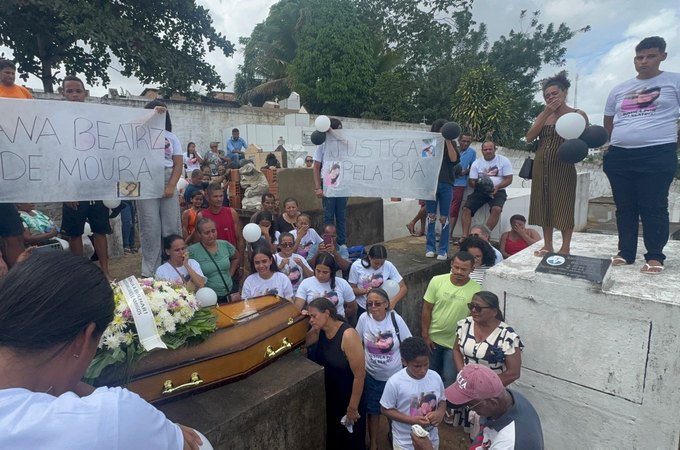 Após reconhecimento oficial do corpo, sepultamento da estudante Ana Beatriz acontece em Porto Calvo