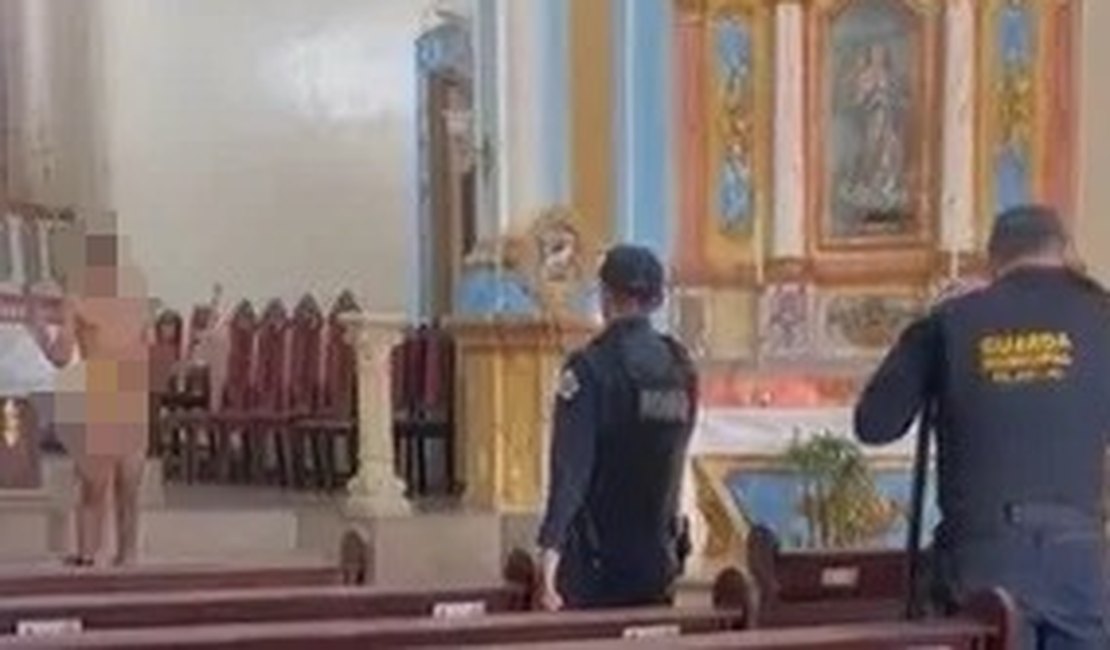 Homem com tornozeleira eletrônica é levado para unidade psiquiátrica ao entrar nu em igreja no interior de Alagoas