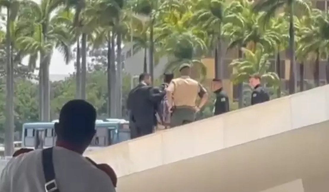 Ciclista invade e sobe a rampa do Palácio do Planalto antes da chegada de embaixadores
