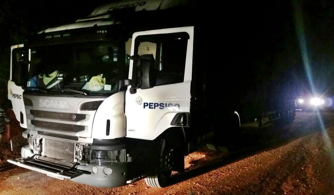 Guarda Civil recupera caminhão roubado na BR 101 em Teotônio Vilela