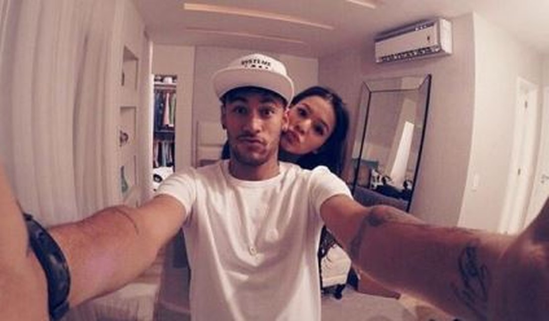 Neymar ganha rótulo de amigos em programa: 'Melhor namorado do grupo'