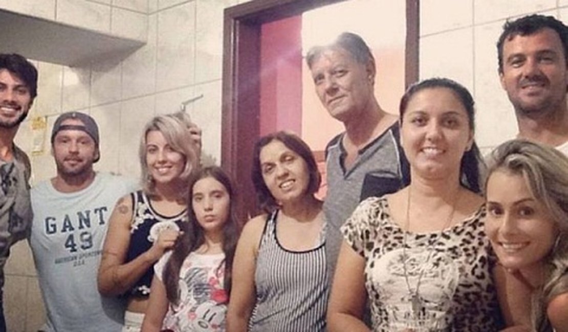 Após reatar namoro, Renan posa com namorada pela 1ª vez