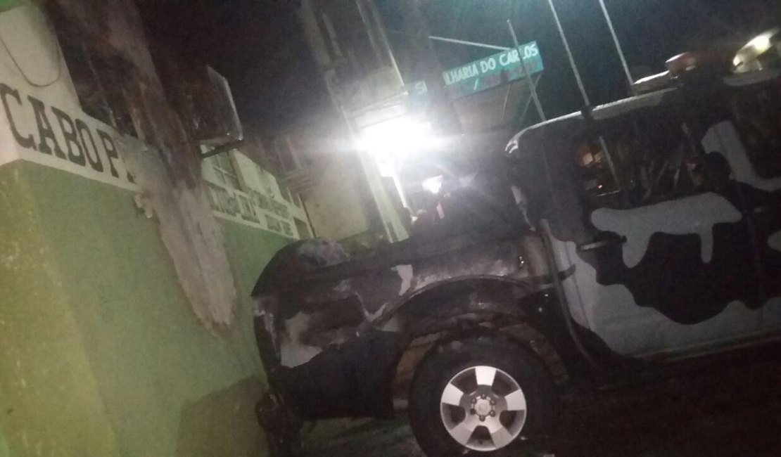 Criminosos ateiam fogo em viatura da PM em Joaquim Gomes, AL