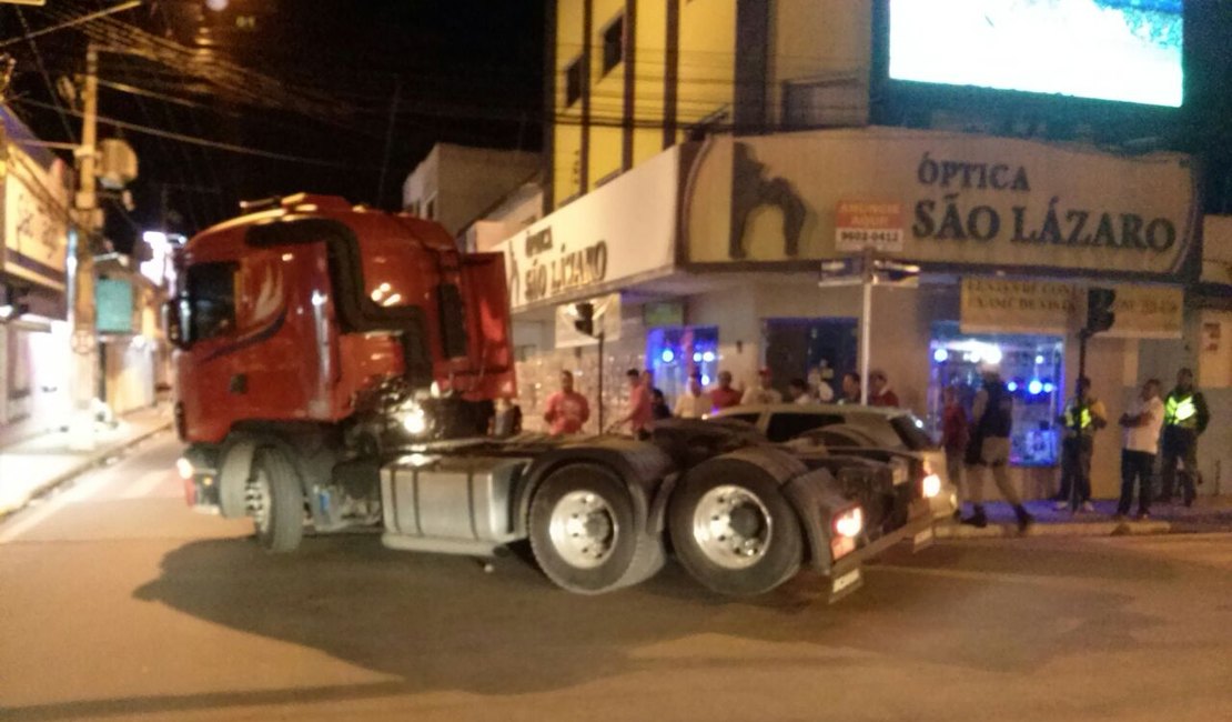Carreta e carro de passeio se envolvem em acidente no centro de Arapiraca