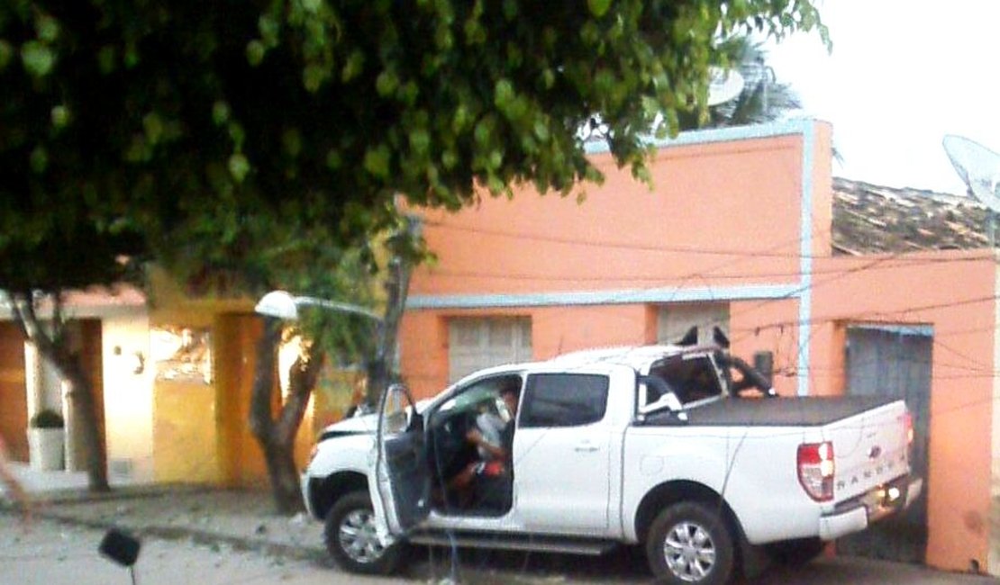 Homem é detido após bater carro em poste, em Arapiraca