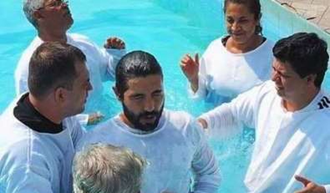 Sandro Pedroso publica foto de seu batismo no Instagram
