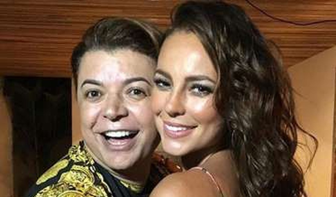 Paolla Oliveira celebra aniversário com amigos e filha de namorado