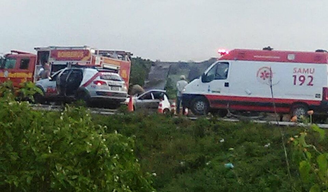Veículo colide com carreta, uma pessoa morre e outras ficam feridas, na BR 101
