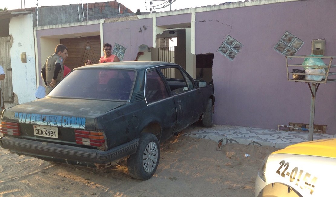 Motorista perde controle de carro e invade residência em Girau do Ponciano