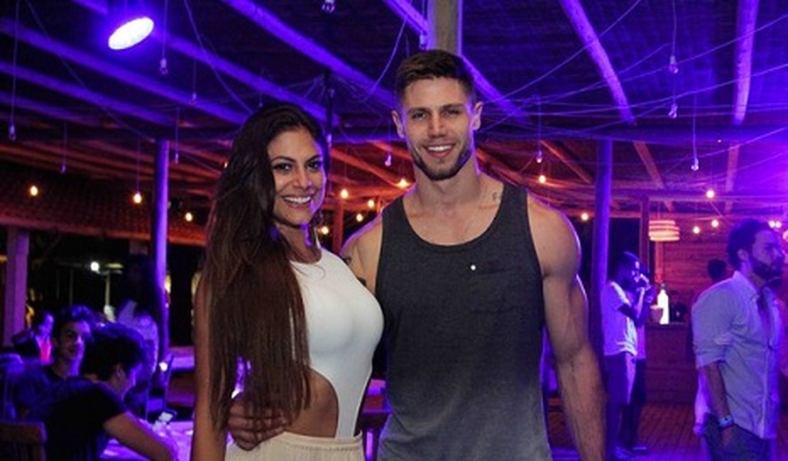 Ex-BBB Jonas Sulzbach e Mari Gonzalez curtem festa na Bahia