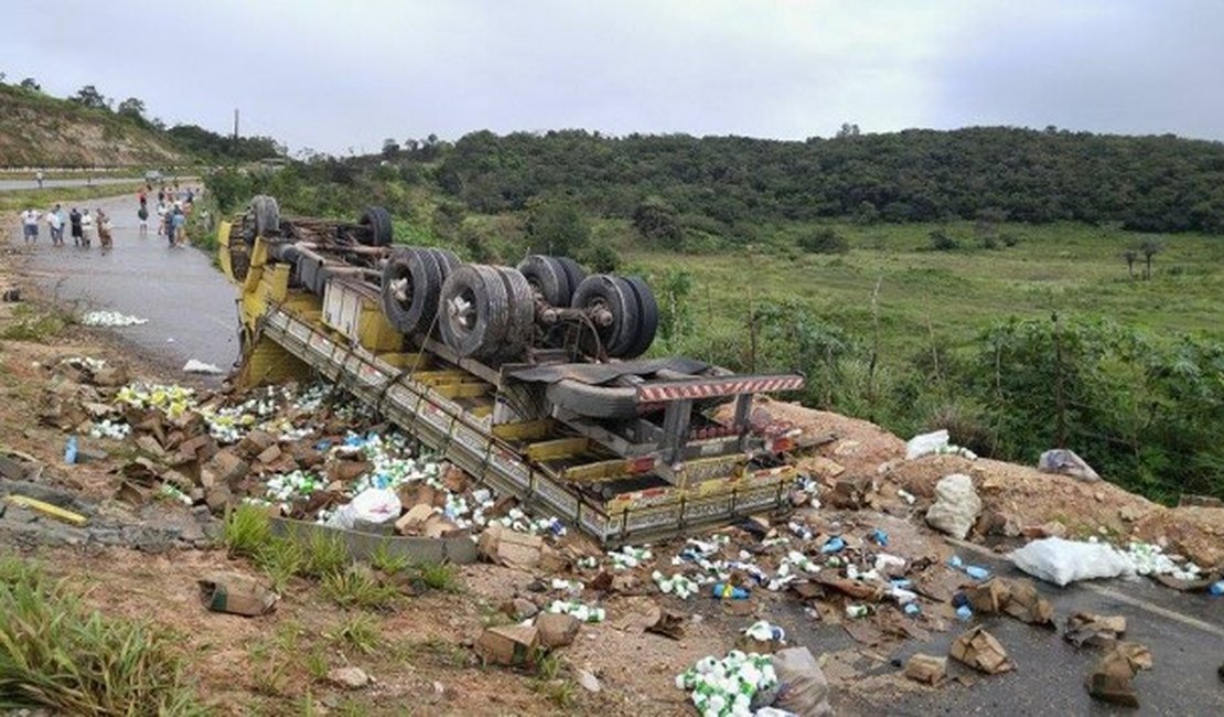 Após acidente de caminhão, carga de material de limpeza é totalmente saqueada em Junqueiro