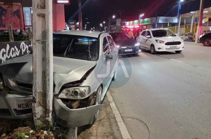 Para evitar colidir em carro, condutor atinge poste na Avenida Governador Lamenha Filho, em Arapiraca