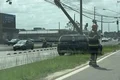 Colisão de carro com poste interdita trecho da Avenida Menino Marcelo em Maceió