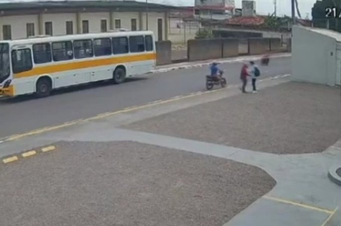 Adolescente é assaltado e tem celular levado por dupla criminosa armada, em Arapiraca
