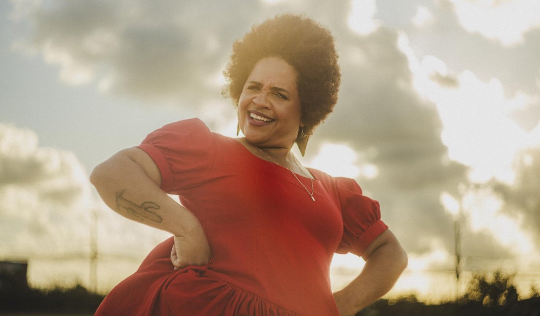 Mel Nascimento lança o clipe Ô Mulé em homenagem às mulheres alagoanas no Theatro Homerinho
