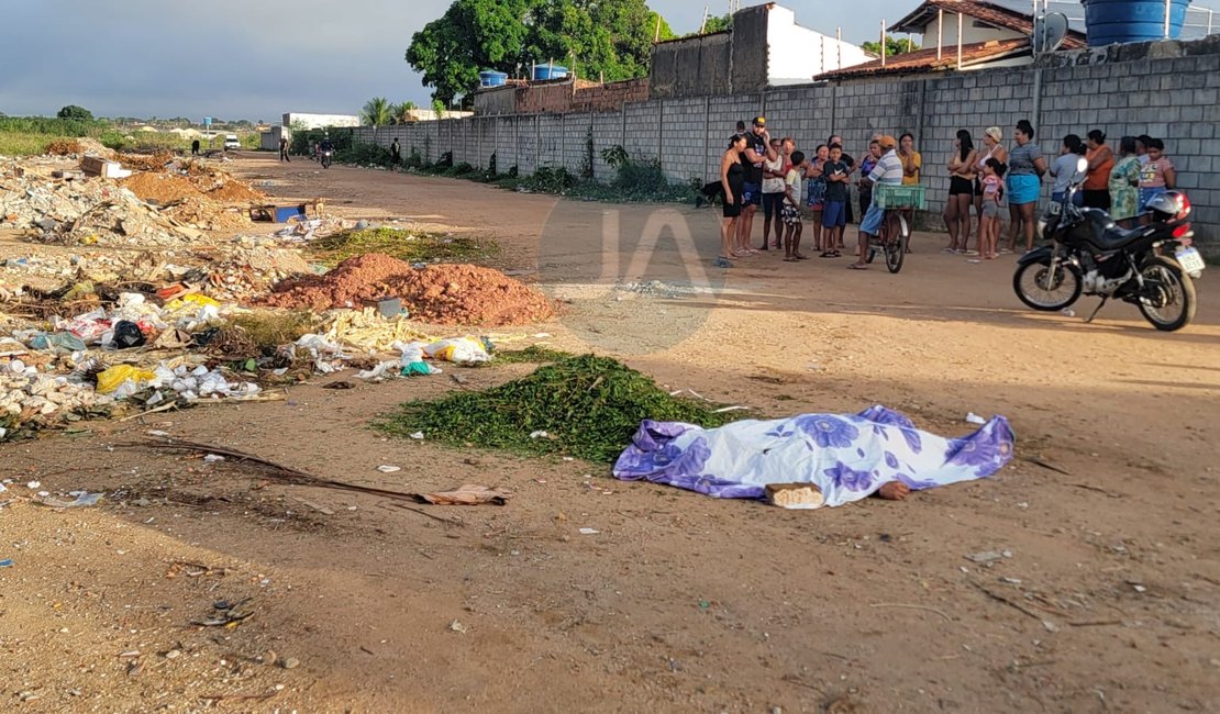 Corpo de jovem é encontrado em terreno, com perfuração na testa, no bairro Planalto, em Arapiraca