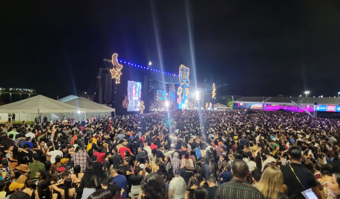 Com shows de Zé Vaqueiro e Matheus & Kauan, primeira noite do São João de Arapiraca atrai multidão; assista