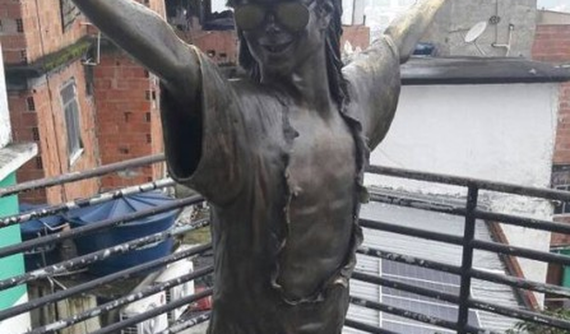 Após fuzil, estátua de Michael Jackson surge com boné da PM
