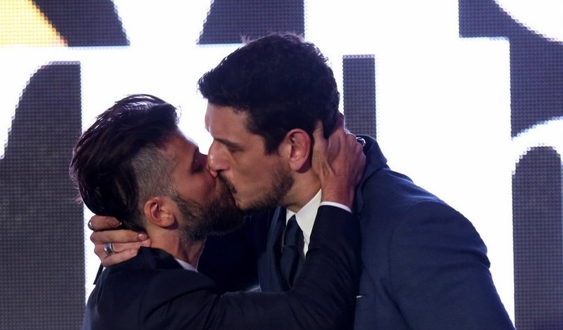 Bruno Gagliasso beija João Vicente durante premiação no Rio de Janeiro