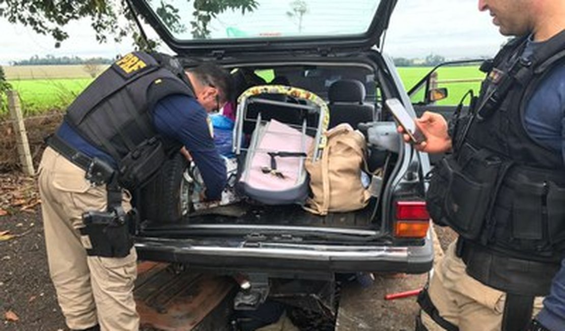 PRF apreende 56 pistolas em fundo falso de carro
