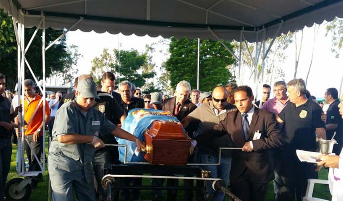 Sob homenagens e comoção corpo de agente da PF morto em assalto é sepultado