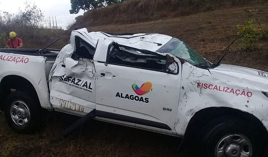 Carro da Sefaz capota em rodovia no interior de Alagoas
