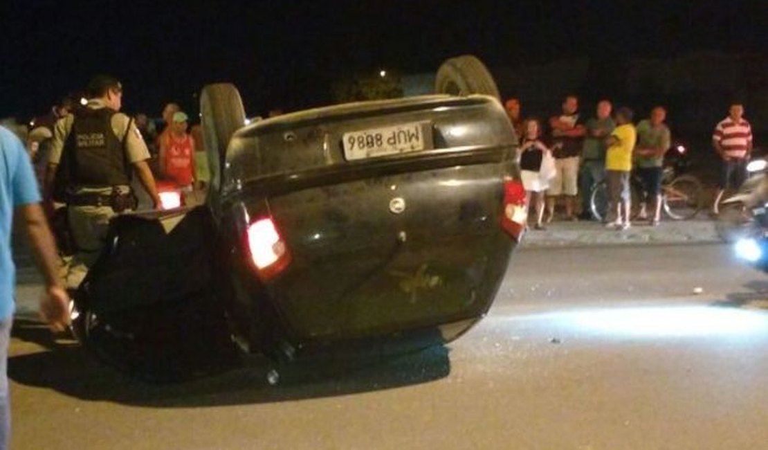 Jovem furta combustível de posto, foge e capota com veículo em Maceió