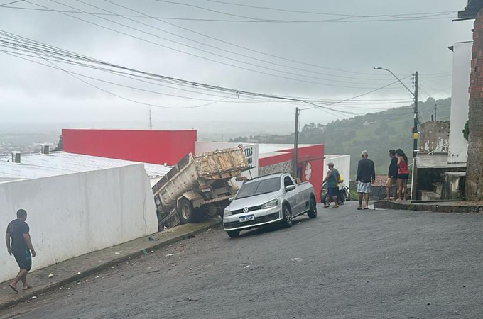 Caminhão desgovernado atinge muro de instituição em Palmeira dos Índios