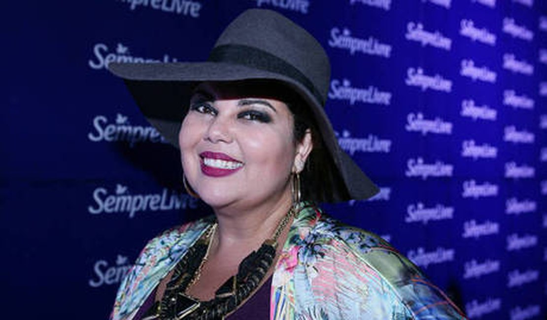 Após entrar por engano em comunidade, atriz Fabiana Karla tem carro atingido por tiros em Niterói