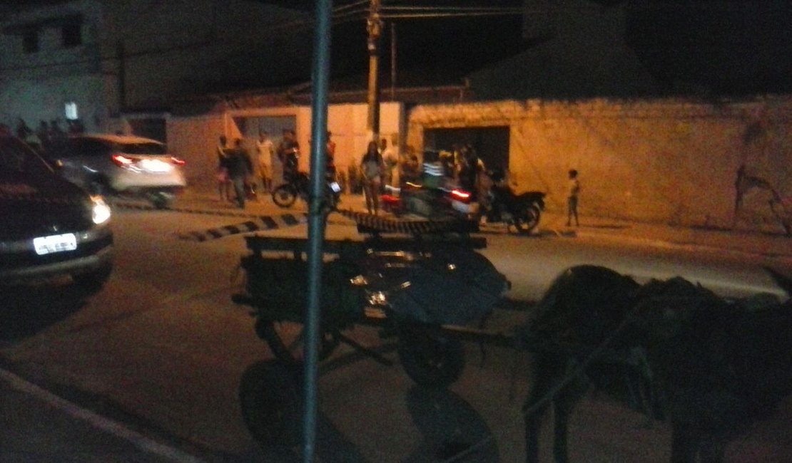 Polícia aborda carroceiro transportando corpo de homem assassinado a tiros em Arapiraca