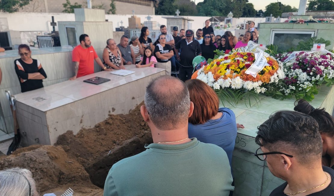 Vídeo. Sob forte comoção, influenciador arapiraquense “Odete” é sepultado nesta sexta (23)